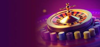 Seorang pemain menikmati hiburan sports dan casino secara mobile di perangkatnya dengan nyaman